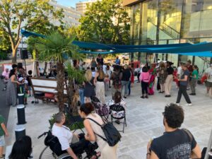 Vue de la scène devant le théâtre